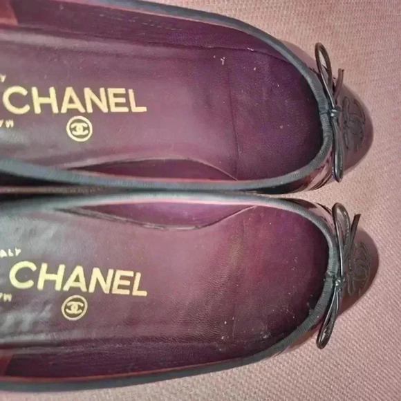 CHANEL Authentic CC Burgundy + Black Patent Leather Bow Ballet Flats Size 5 | 35 - Picture 8 of 11